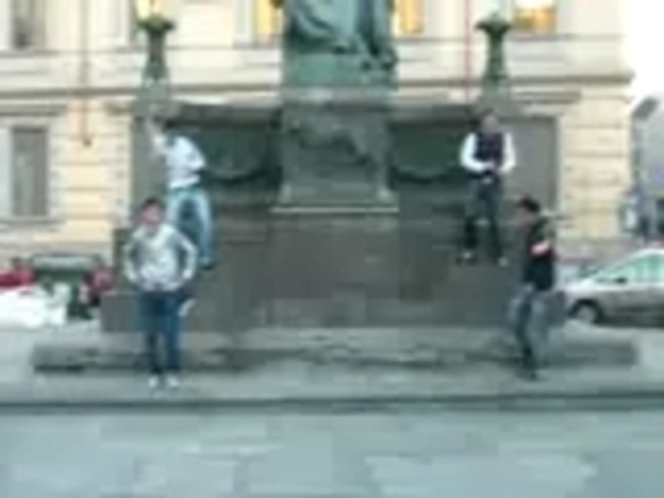 Tecktonik Killer Electro Addict Team in piazza