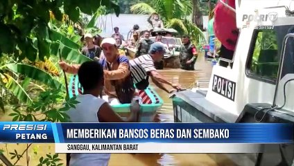 Penyerahan Bantuan ke Warga Korban Banjir di Wilayah Kapuas