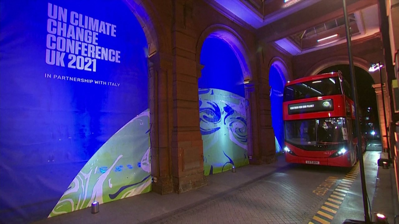 Weltklimagipfel: Mahnende Worte drinnen, lautstarker Protest draußen