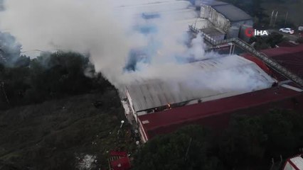 Maltepe'de 500 metrekarelik kağıt deposu alev alev yandı