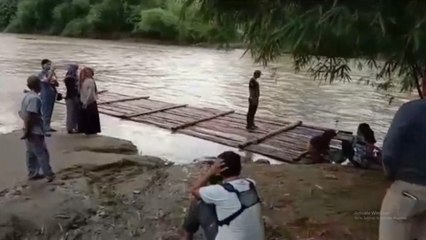 Jangkau Wilayah Terpencil, Tim Vaksinator Sulbar Gunakan Rakit Bambu