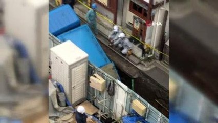 Japonya'da yol çöktü, çöp kamyonu oluşan çukura düştü