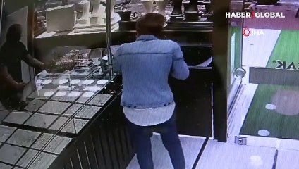 Antalya'da kuyumcuya imitasyon bilezik satmaya çalıştı, foyası ortaya çıkınca böyle kaçtı