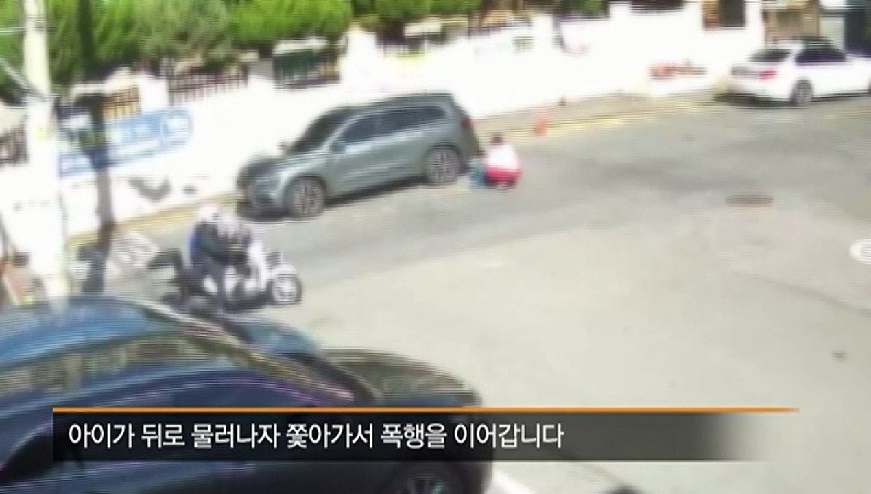 [자막뉴스] 시민들 보는데 6살 아들 무차별 폭행…경찰, 친모 입건