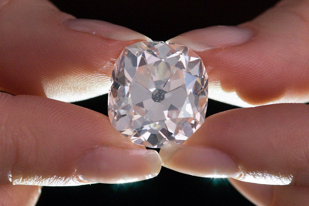 Elle achète un faux diamant dans un vide grenier et se rend compte qu'il vaut 2,4 millions