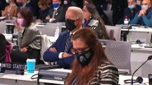 Joe Biden cierra los ojos durante la COP26