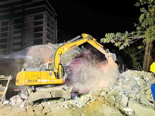 Nijerya'da çöken binada can kaybı 6'ya yükseldi, en az 100 kişi kayıp