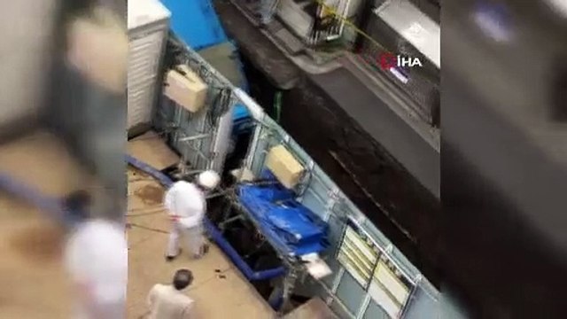 Japonya'da yol çöktü, çöp kamyonu oluşan çukura düştü