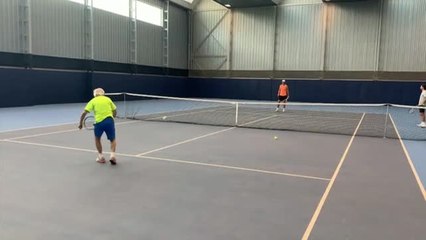Rafa Nadal juega con el tenista más viejo del mundo