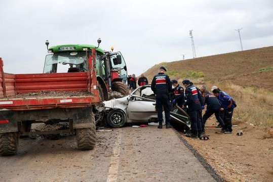 Otomobil ile traktörün çarpıştığı kazada 1 kişi öldü, 1 kişi yaralandı
