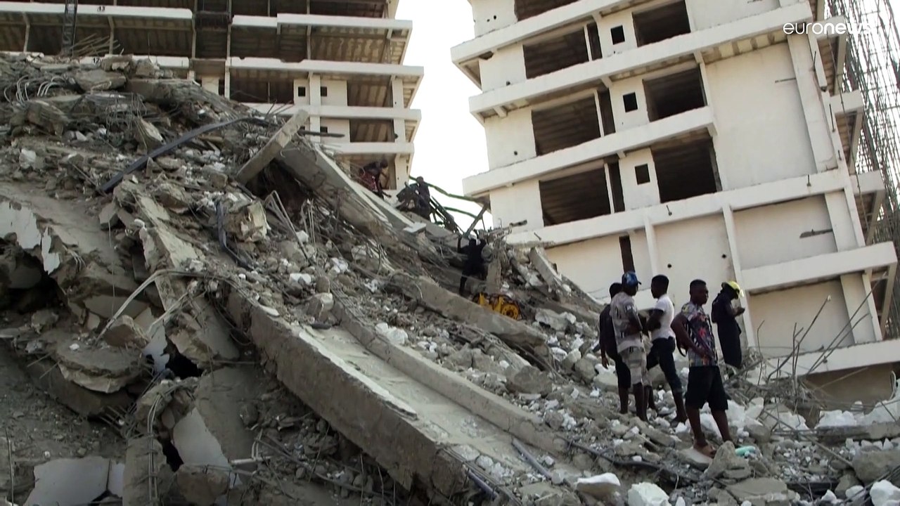 Varios muertos y desaparecidos tras derrumbarse un edificio en Lagos