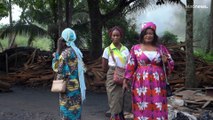 République démocratique du Congo : des femmes produisent un charbon de bois plus vert