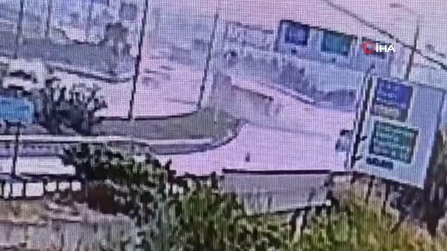 Son dakika haberi! Önüne ambulans çıkan kamyon refüje çarpıp böyle yan yattı