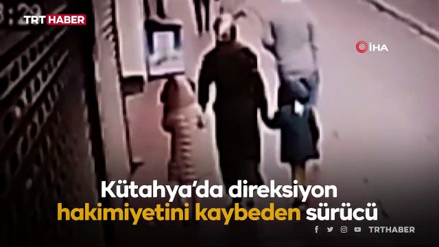 Kaldırımda yürüyen 4 kişilik aileye otomobil çarptı