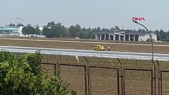 Adana Havalimanı'nda bir grup, piste inen uçağın önüne çıktı; çok sayıda gözaltı var