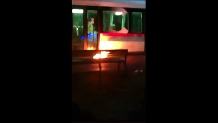Il met le feu à un bus et se fait défoncer par des témoins (Vaulx-en-Velin)