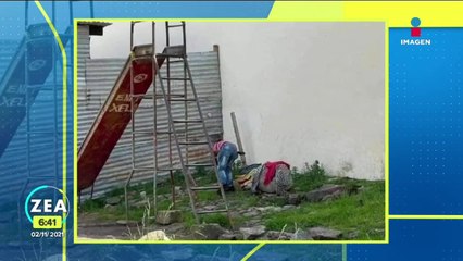 Niño vendedor de toallas y chamarras juega en resbaladilla