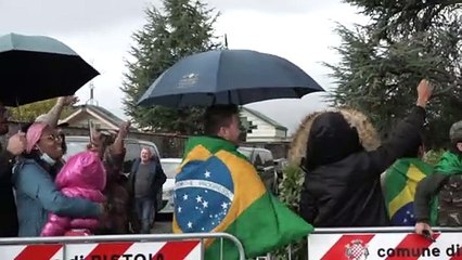 Pistoia, Bolsonaro tra i 'fan' brasiliani: "Sei un mito, il mondo ti ama"