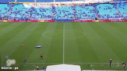 Écœurés par l'arbitrage, les supporters du club brésilien de Grêmio pètent totalement les plombs et envahissent le terrain pour détruire la VAR