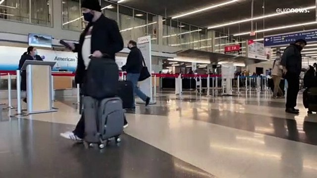 American Airlines отменила сотни рейсов из-за нехватки персонала