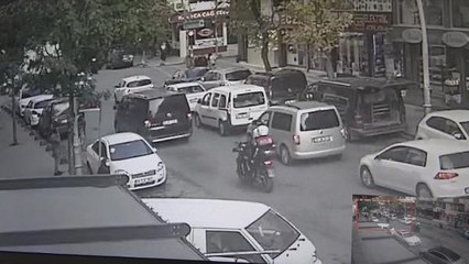 SULTANGAZİ'DE EHLİYETSİZ SÜRÜCÜ ORTALIĞI BİRBİRİNE KATTI