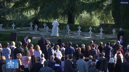 Papa visita cementerio el Día de Muertos