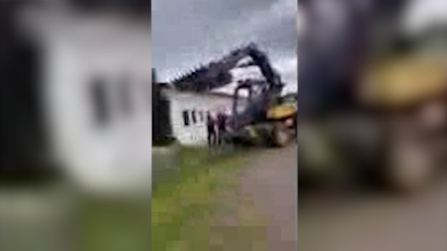 Oise : l'élu qui avait chassé des gens du voyage avec sa tractopelle risque 3 mois de prison