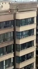 Deux enfants s'amusent à sauter au dessus du vide entre deux immeubles !