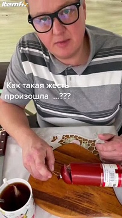 Ce qu'il trouve dans sa saucisse est incroyable... Saucisse anti-covid