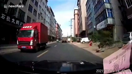 Un réservoir d'eau chute du haut d'un immeuble... Impressionnant