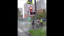 Un cycliste percute une poussette sur un passage piétons !