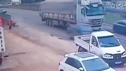 Son dakika haberi! Otomobilin tıra çarptığı trafik kazası güvenlik kamerasına yansıdı
