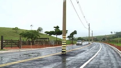 Estrada é inaugurada com postes no meio da pista no Estado