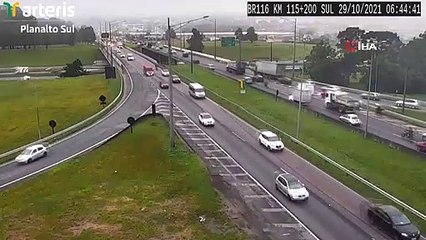 Papağan, güvenlik kamerasıyla 'saklambaç oynadı'