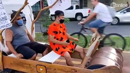 Com gasolina cara, dupla dirige carro dos Flintstones em Maringá