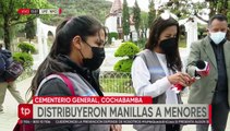 Defensoría reparte manillas en cementerios de Cochabamba para evitar el extravío de menores