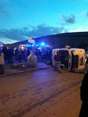 Otomobilin çarptığı servis minibüsü devrildi; 6 çocuk yaralandı