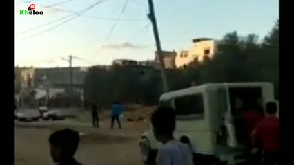 اطفال يلقون الحجارة على طاقم تصوير فلم سينمائي بغزة