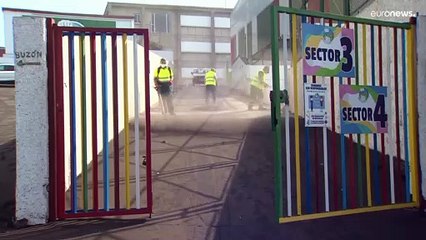 La nube de cenizas que cae sobre La Palma cierra el aeropuerto y varias escuelas