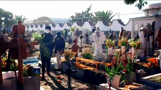 Familias visitan panteones de la CDMX por el Día de Muertos