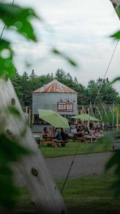 Un bar extérieur festif vient d’ouvrir près de Québec et ça te rappellera la «vraie vie»