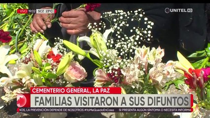 Todos Santos: Familias paceñas despiden a sus difuntos en medio de rezos
