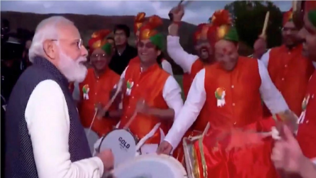 PM plays drums with members of Indian community in Glasgow
