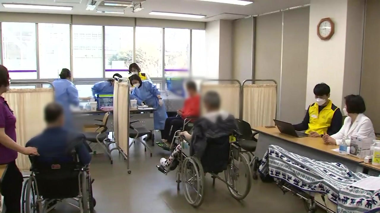 요양병원·정신병원 집단감염 잇따라..."4주 앞당겨 추가 접종" / YTN