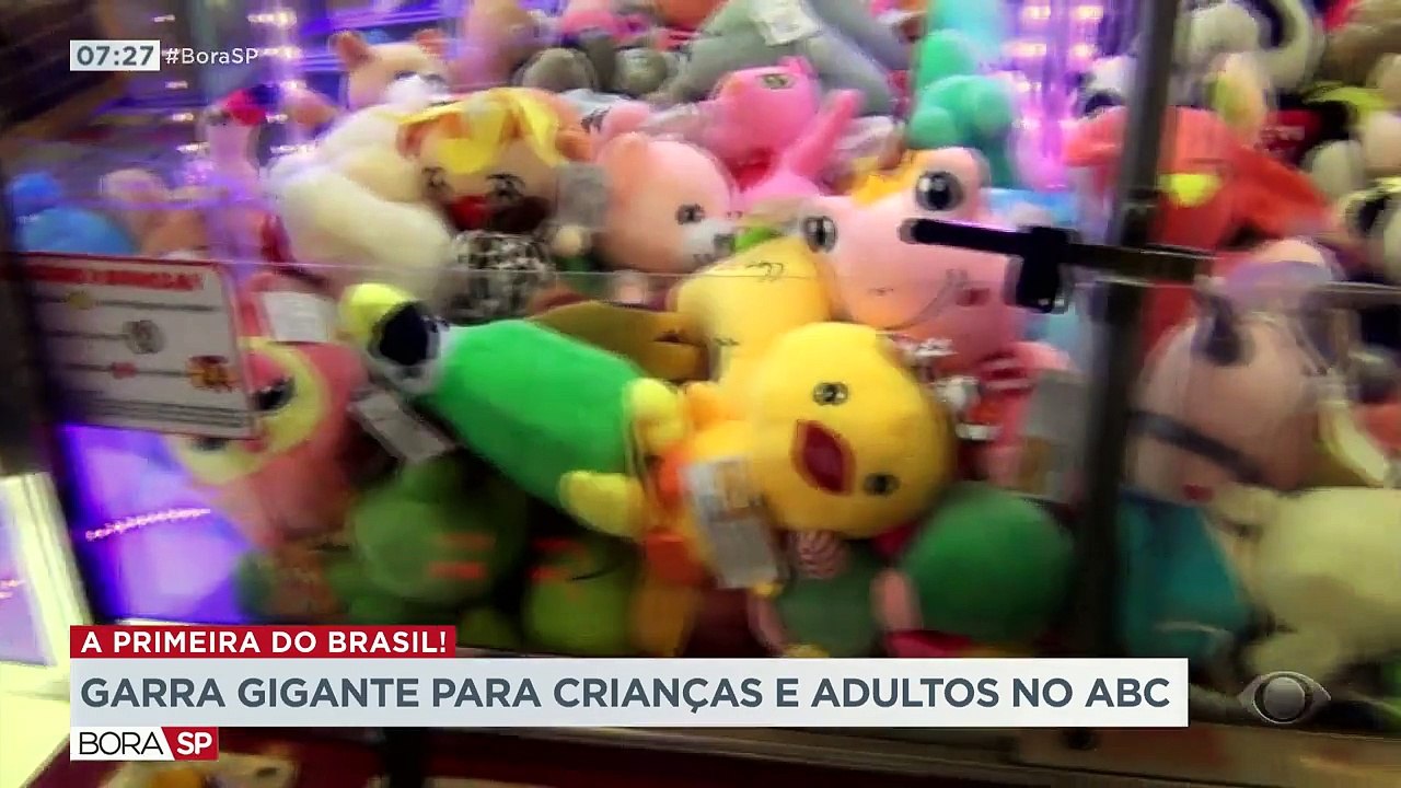 Em vez de usar a garra daquelas máquinas de parques de diversões, em um shopping de São Bernardo do Campo, você vira a garra! Crianças e adultos de todas as idades se divertem, incluindo o repórter Felipe Bambace, que mostra a novidade para a gente.