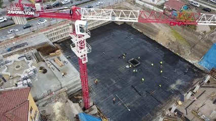 ÇORUM'DA VİNÇ OPERATÖRLERİNDEN 50 METRE YÜKSEKLİKTE ATA'YA SAYGI