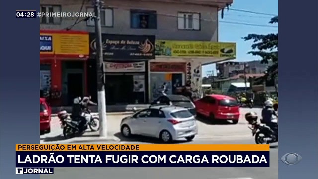 Um roubo de carga terminou com um bandido preso após perseguição, na região metropolitana de São Paulo. O homem pulou do carro em movimento, mas acabou detido.