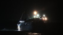 Migranti, sbarcate 430 persone da un peschereccio incagliato a Pozzallo