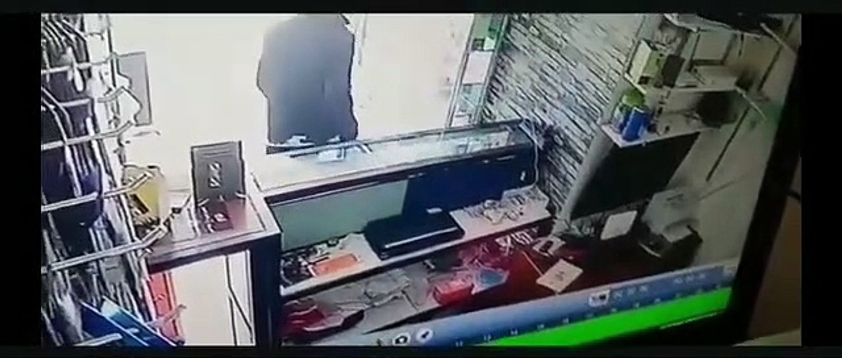 سرقة هاتف زبون من داخل محل بيع و إصلاح الهواتف في الدارالبيضاء