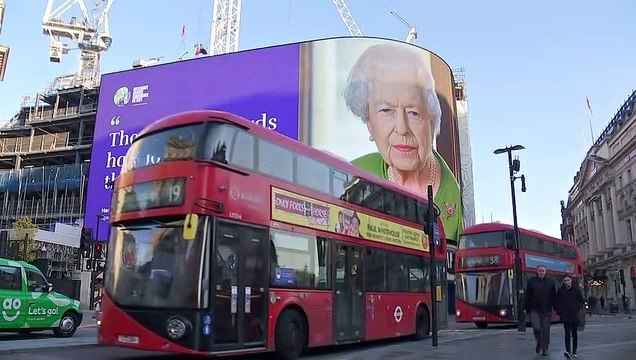 Queen calls for climate 'action' on Piccadilly billboard